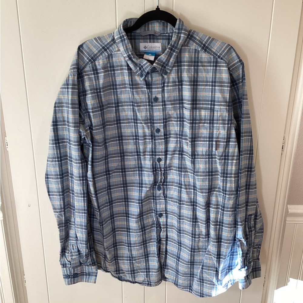 Columbia Men’s Light and Navy Blue Plaid Button-Down Shirt